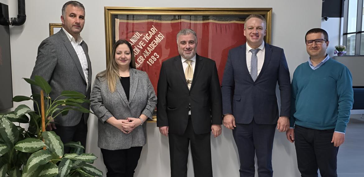 Rektörümüzden Fakültemize Ziyaret ve Plaket Takdimi